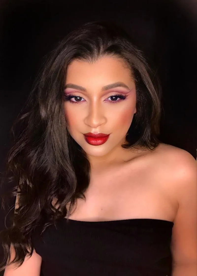 Maquiagem glam com pele iluminada e boca vermelha