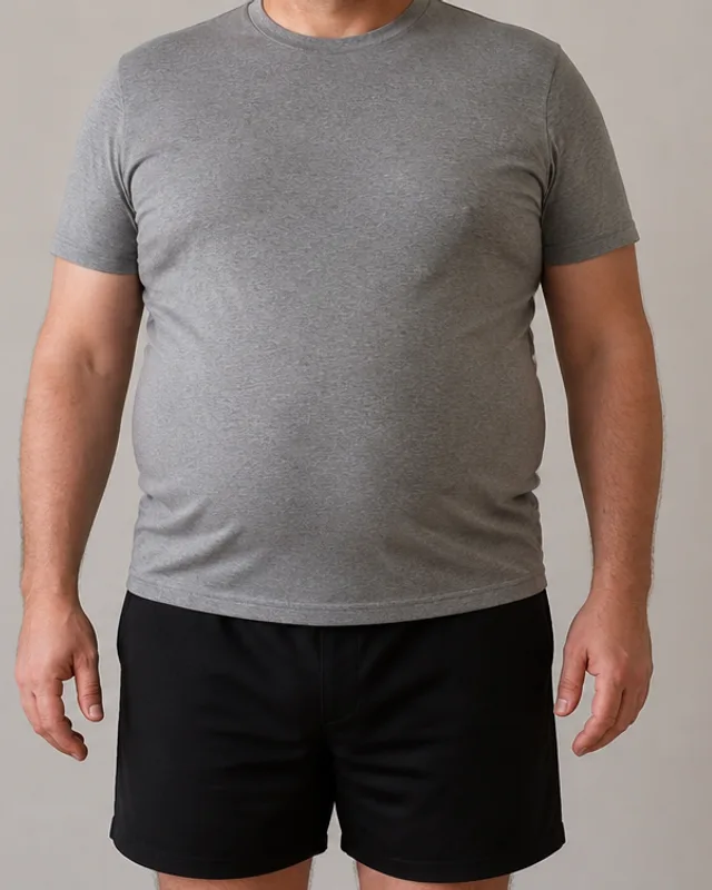 Torso de um homem adulto antes do acompanhamento nutricional, sem o rosto